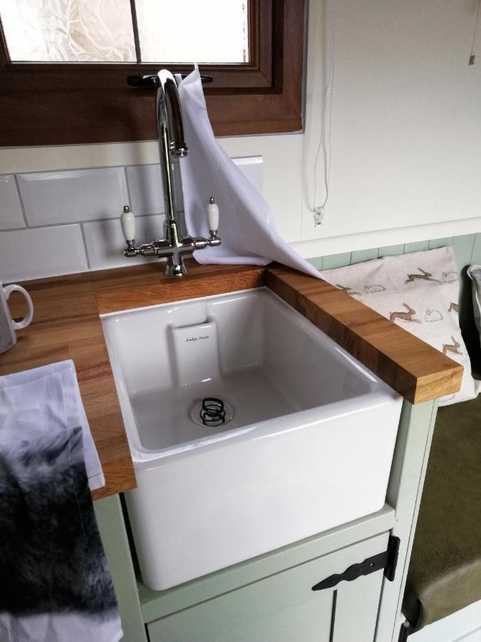 Durham Donkey Rescue Shepherd'S Hut Hotel ภายนอก รูปภาพ